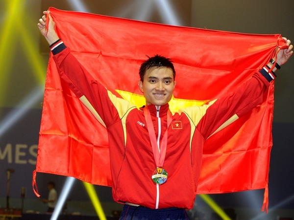 VĐV đấu kiếm Vũ Th&agrave;nh An l&agrave; người được nhận vinh dự cầm cờ dẫn đo&agrave;n TTVN tại SEA Games 29