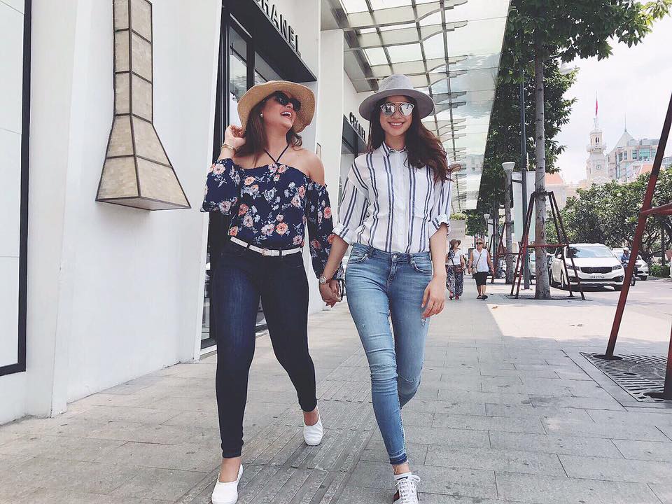 Hai người đẹp trong trang phục trẻ trung, năng động tr&ecirc;n đường phố