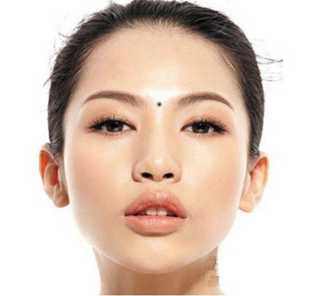 Có nốt ruồi giữa hai lông mày sẽ khiến bạn lận đận đường tình duyên