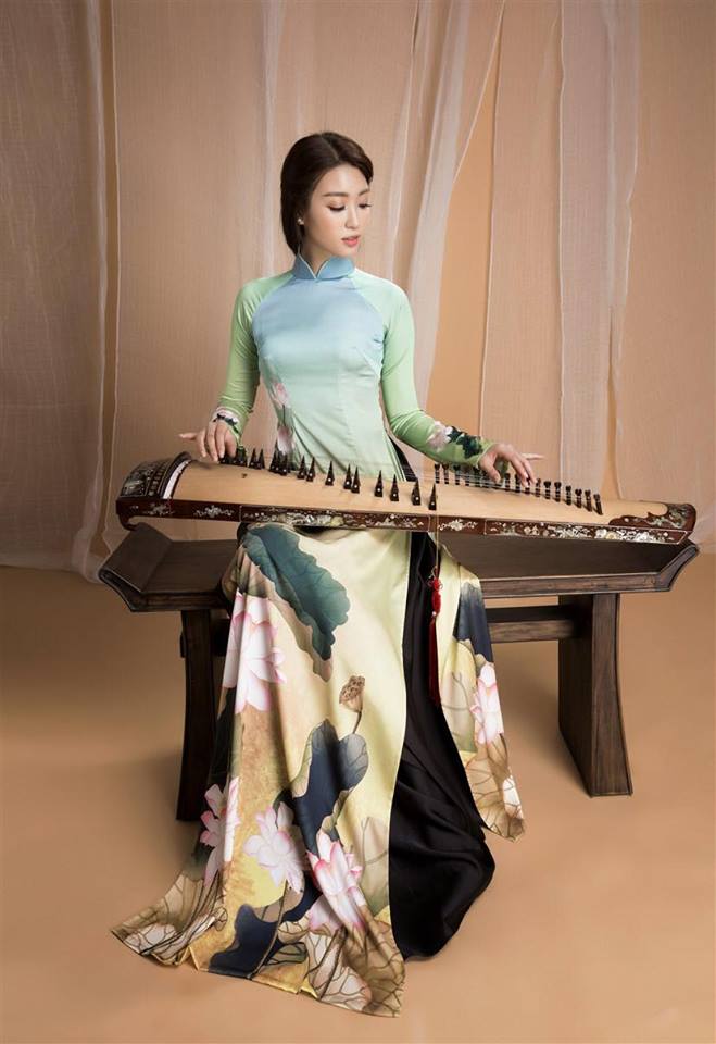 Hoa hậu Đỗ Mỹ Linh lu&ocirc;n tỏa s&aacute;ng khi mặc t&agrave; &aacute;o d&agrave;i truyền thống