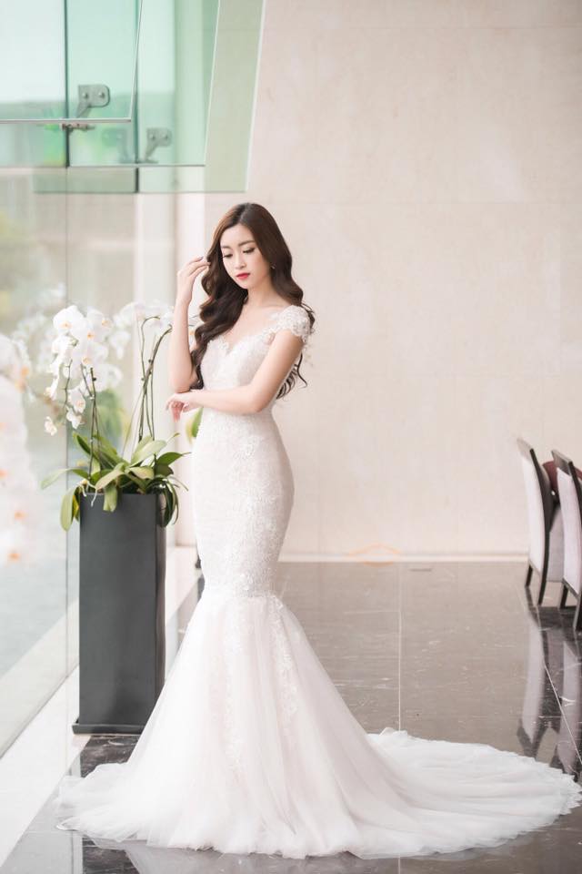 Những độ đầm d&agrave;i khoe được vai trần v&agrave; đ&ocirc;i ch&acirc;n nuột n&agrave; cũng gi&uacute;p Mỹ Linh t&ocirc;n l&ecirc;n được vẻ đẹp của m&igrave;nh