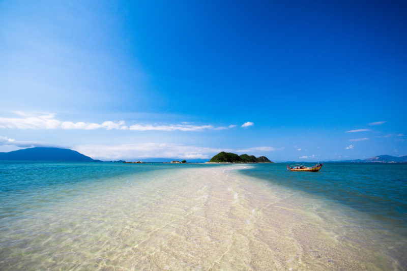Nha Trang l&agrave; một trong những v&ugrave;ng biển đẹp nhất ở Việt Nam