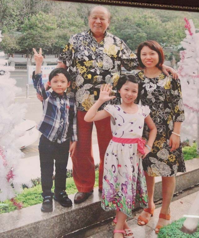 Cuộc sống h&ocirc;n nh&acirc;n hạnh ph&uacute;c của &ocirc;ng Trọng với vợ trẻ v&agrave; hai người con