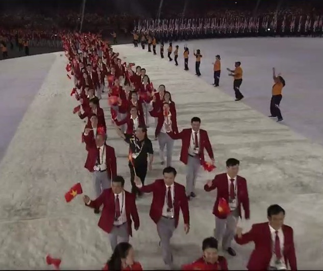 Vũ Th&agrave;nh An dẫn đầu đo&agrave;n thể thao Việt Nam tại lễ khai mạc SEA Games 29