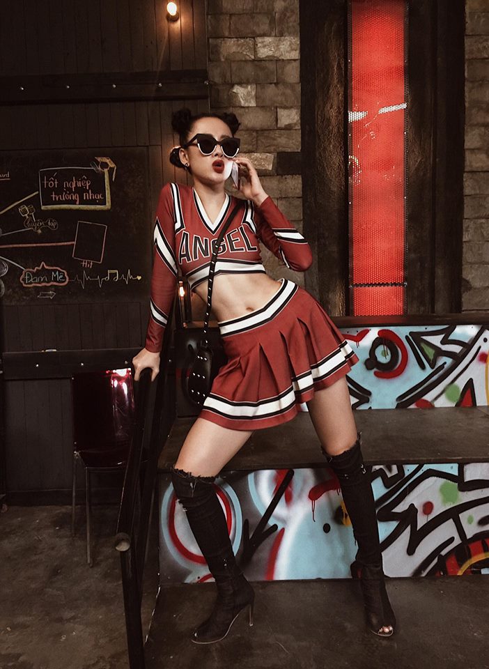 Angela Phương Trinh kh&eacute;o khoe v&ograve;ng 2 v&agrave; v&ograve;ng 3 tuyệt đẹp trong phim 'Glee'