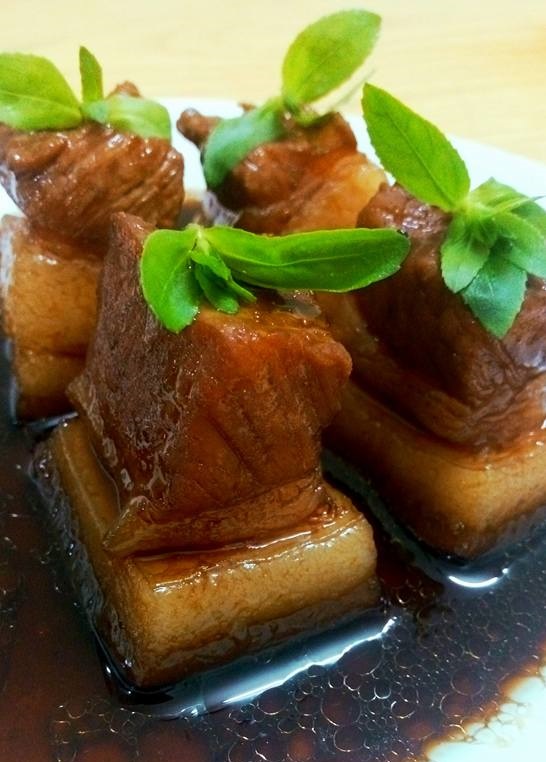 C&oacute; thể ăn thịt kho x&igrave; dầu c&ugrave;ng rau ngổ để đổi vị