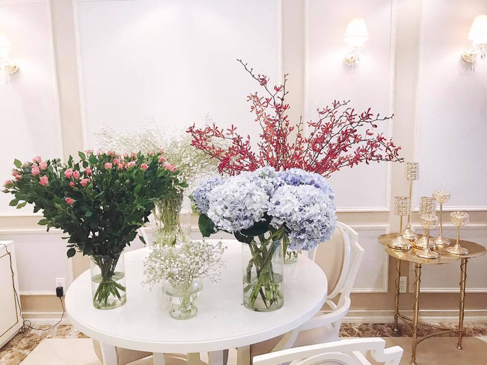 Hoa hậu Phạm Hương lu&ocirc;n chọn những loại hoa c&oacute; m&agrave;u sắc kiểu pastel hoặc t&ocirc;ng đỏ để trang tr&iacute; căn nh&agrave; của m&igrave;nh