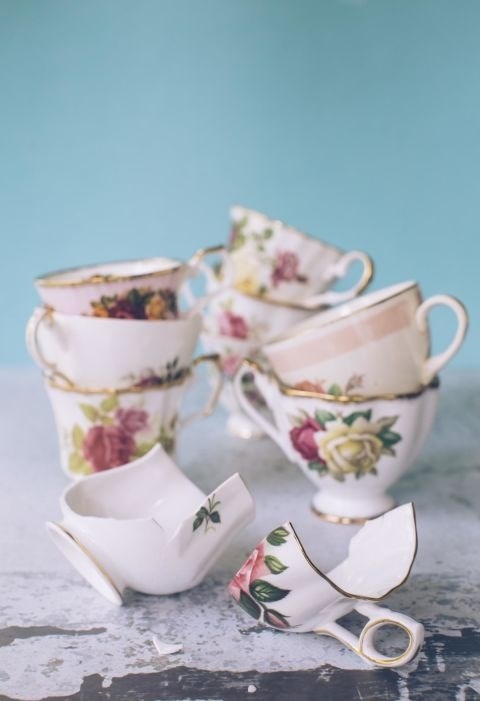 Cần loại bỏ cốc ch&eacute;n vỡ ra khỏi nh&agrave; để tr&aacute;nh xui xẻo