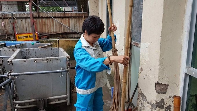 Chị Tuyết chu&acirc;n bị dụng cụ trước giờ l&agrave;m việc. Ảnh: Nhật Linh