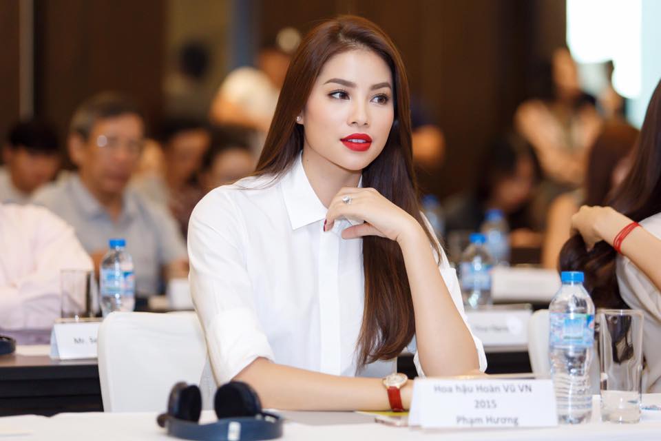 Hoa hậu Phạm Hương v&ocirc; c&ugrave;ng giản dị với &aacute;o sơ mi trắng