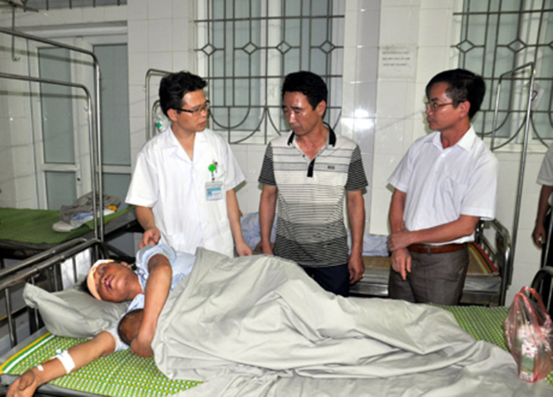 C&aacute;c bệnh nh&acirc;n bị thương đang được điều trị tại bệnh viện Nghĩa Lộ