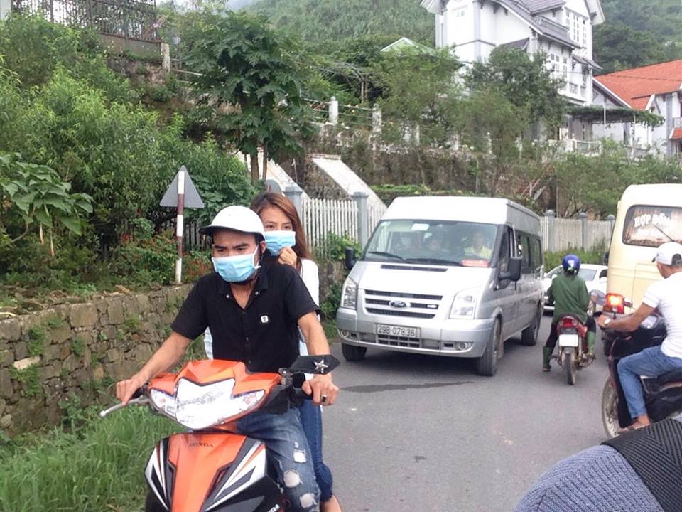 Nhiều du khách không chấp hành quy định đội mũ bảo hiểm