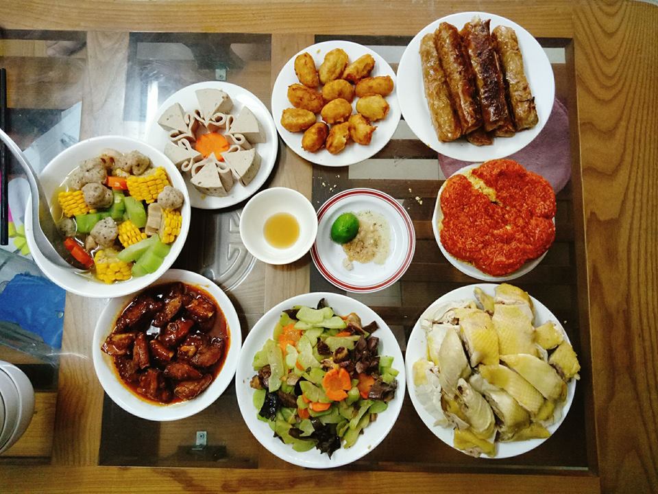 Cơm c&uacute;ng rằm th&aacute;ng 7 với c&aacute;c m&oacute;n ăn cơ bản như gi&ograve; lụa, x&ocirc;i gấc, thịt g&agrave; luộc, nem r&aacute;n... của chủ bếp Uy&ecirc;n Uy&ecirc;n