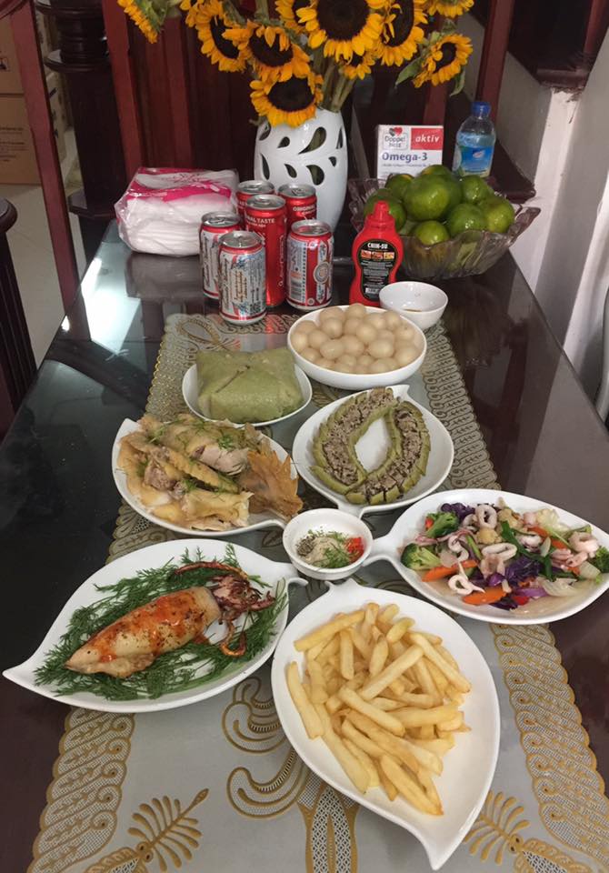 Cơm cúng rằm tháng 7 của chủ bếp Tú Linh với bánh chưng, mực nhồi thịt chiên, thịt gà, mực xào... Cơm cúng rằm tháng 7 của chủ bếp Tú Linh với bánh chưng, mực nhồi thịt chiên, thịt gà, mực xào...
