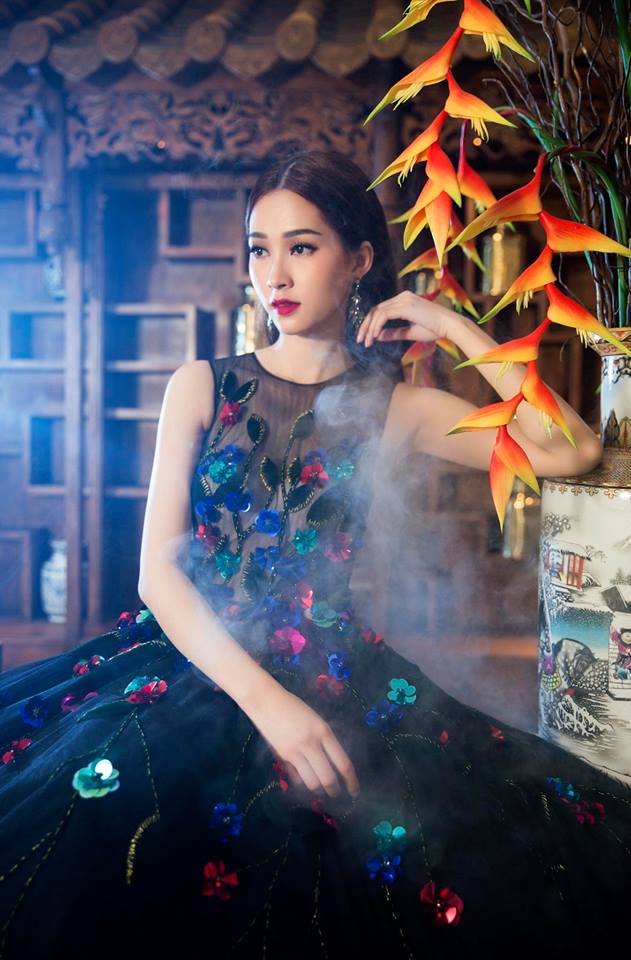 Vẻ đẹp dịu d&agrave;ng, trong s&aacute;ng của Hoa hậu Việt Nam 2012