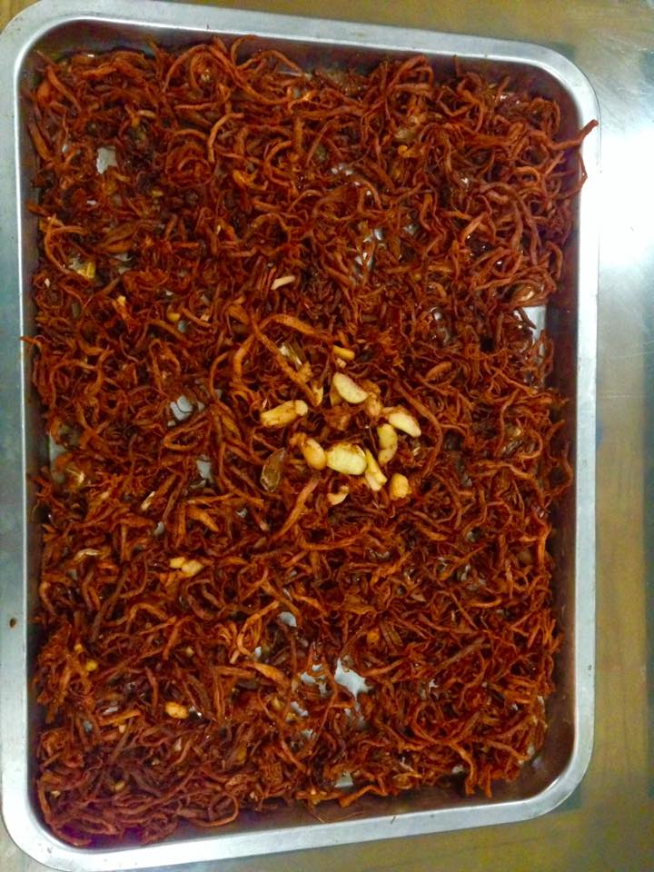 Đổ thịt lợn ra khay sấy cho thật kh&ocirc;