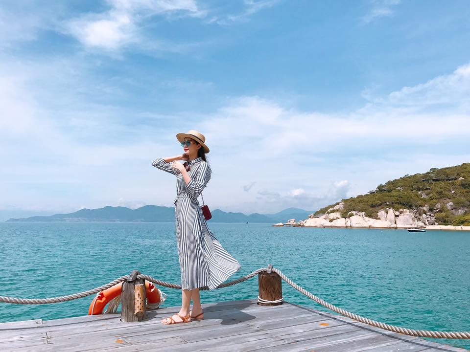 Street Style của Đặng Thu Thảo cũng v&ocirc; c&ugrave;ng nền n&atilde; với những item thời trang đơn giản nhưng hết mực nữ t&iacute;nh