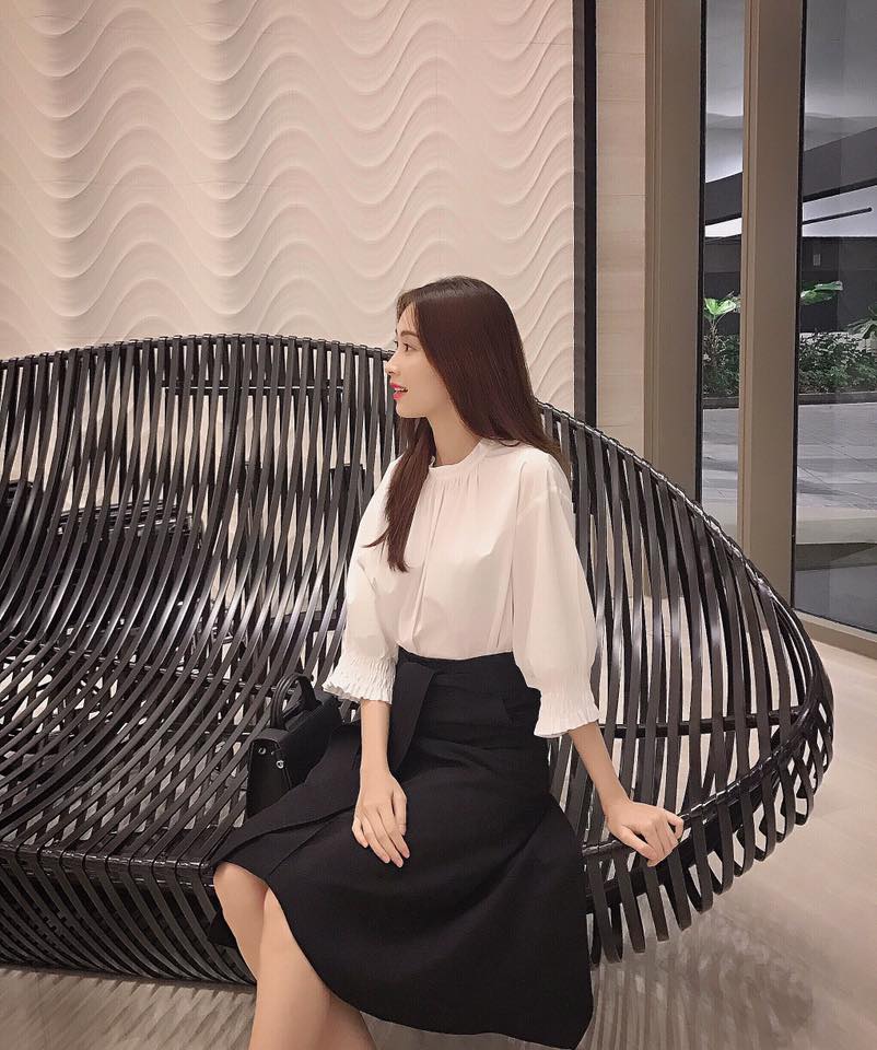 Street Style của Đặng Thu Thảo cũng v&ocirc; c&ugrave;ng nền n&atilde; với những item thời trang đơn giản nhưng hết mực nữ t&iacute;nh