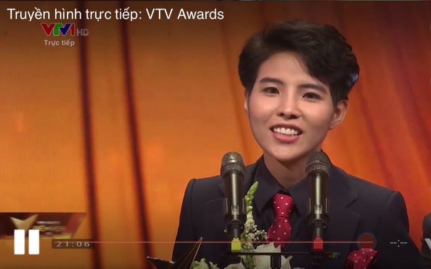 Vũ C&aacute;t Tường v&ocirc; c&ugrave;ng x&uacute;c động v&agrave; vui mừng khi nhận được giải thưởng ca sĩ ấn tượng nhất