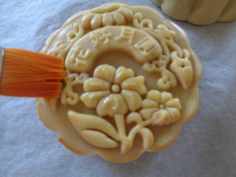 Trong qu&aacute; tr&igrave;nh nướng b&aacute;nh, cần phết l&ograve;ng đỏ trứng l&ecirc;n vỏ b&aacute;nh 2 - 3 lần đ&ecirc; b&aacute;nh ngon v&agrave; đẹp mắt hơn