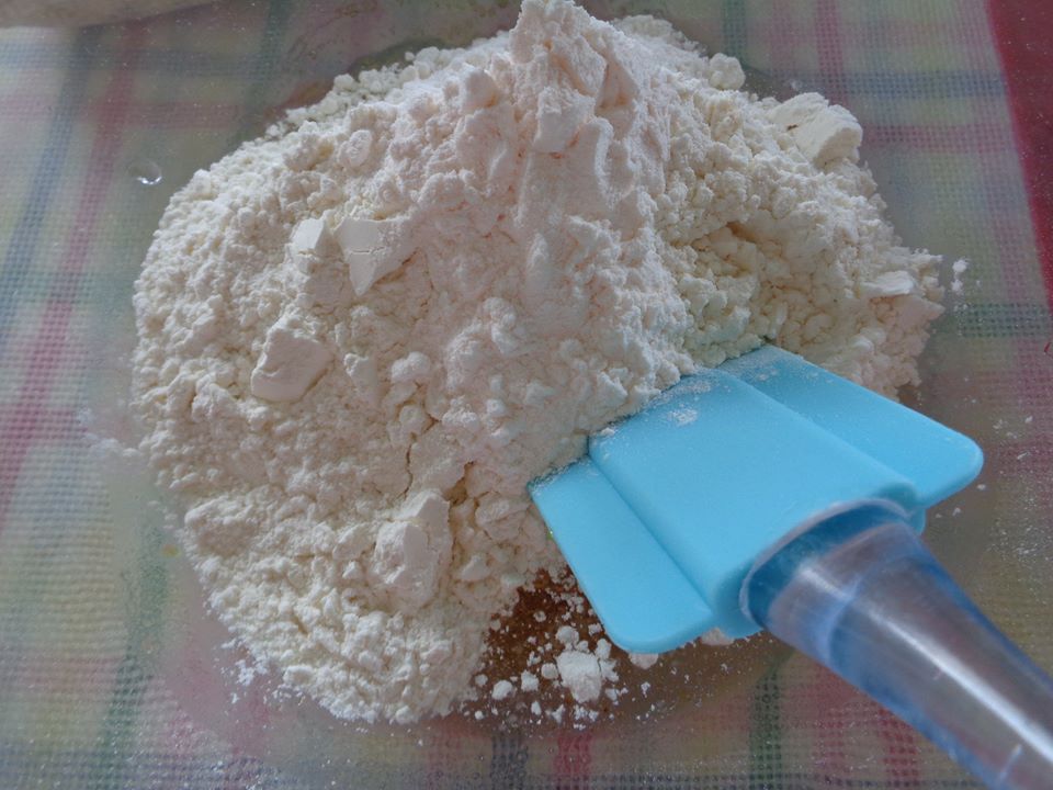 Trộn bột với nước đường thật đều để nh&agrave; bột l&agrave;m vỏ b&aacute;nh