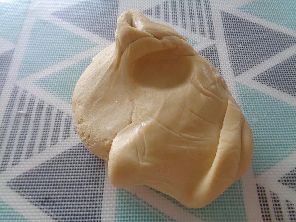 Phần bột l&agrave;m vỏ b&aacute;nh sau khi được ủ 1 tiếng