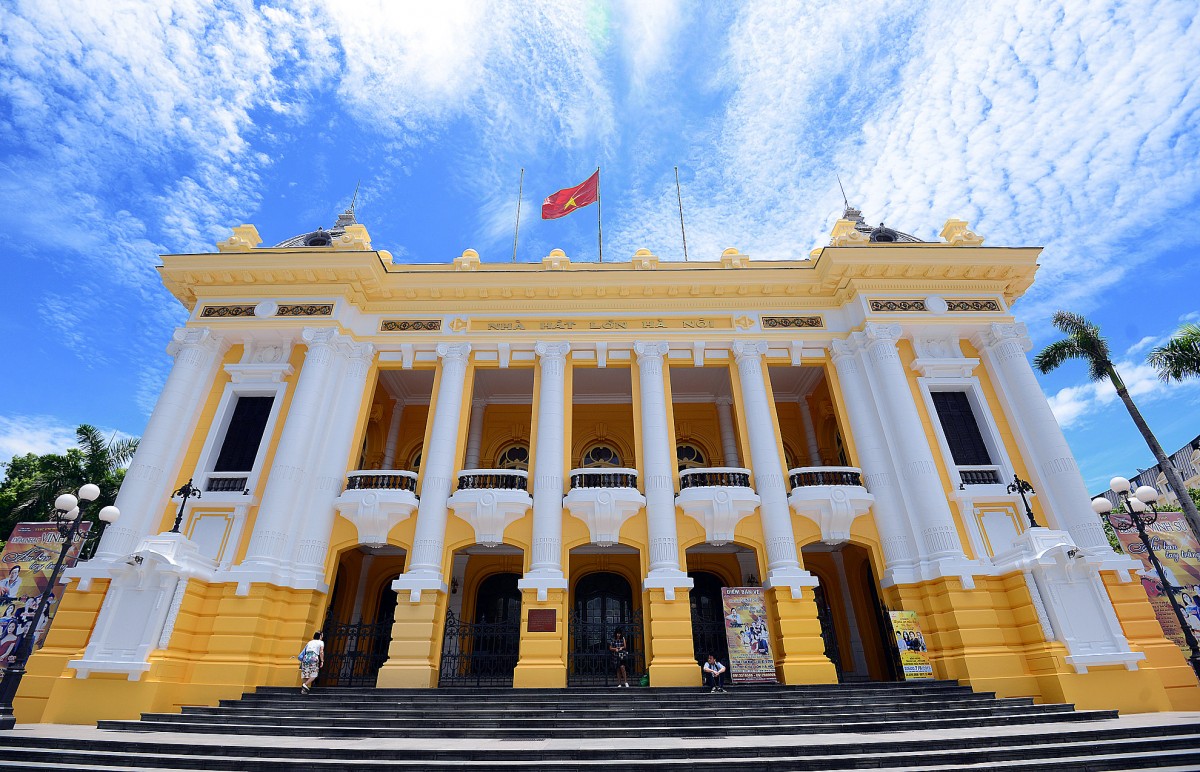 Tour du lịch tham quan Nh&agrave; h&aacute;t Lớn c&oacute; gi&aacute; v&eacute; cao khiến người tham quan kh&ocirc;ng h&agrave;i l&ograve;ng