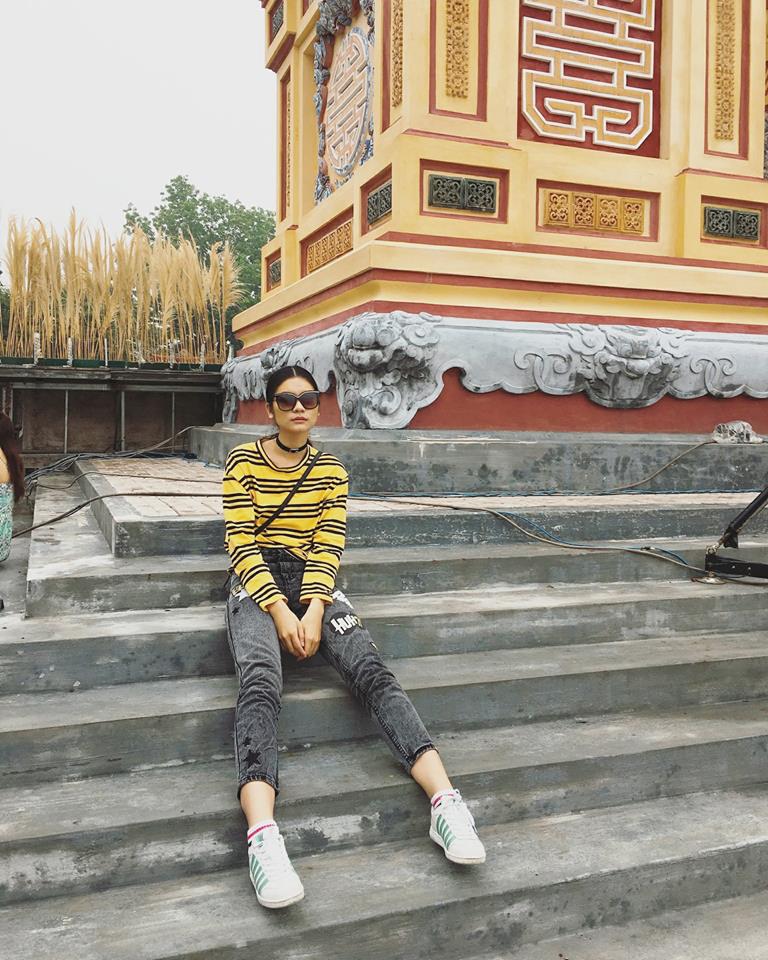 Kim Dung đơn giản với &aacute;o pull kẻ v&agrave;ng c&ugrave;ng jean v&agrave; sneaker năng động