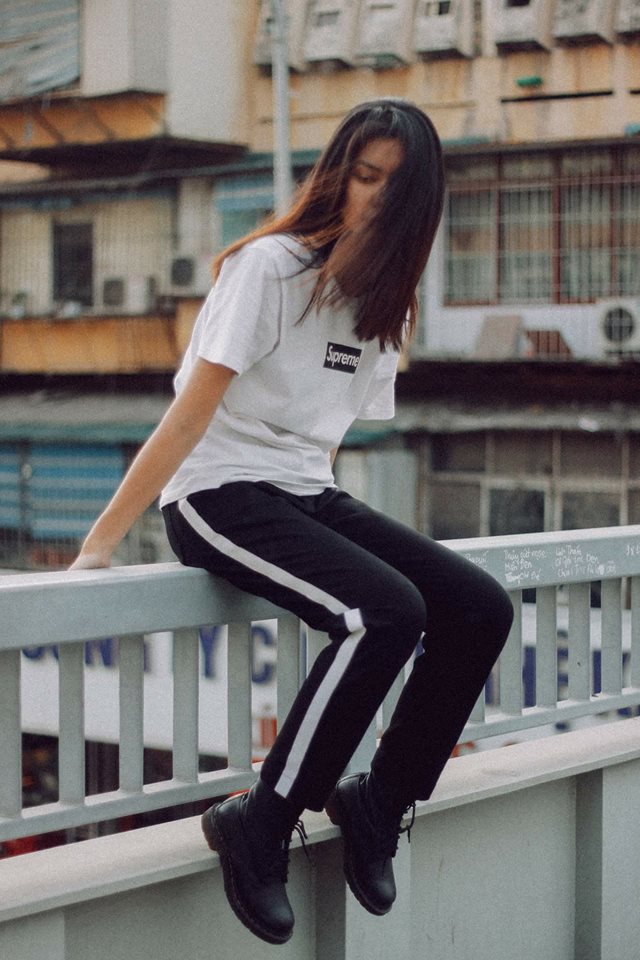 Chọn trang phục sporty chic, Kim Dung kh&ocirc;ng đi gi&agrave;y thể theo m&agrave; chọn boots một c&aacute;ch t&aacute;o bạo