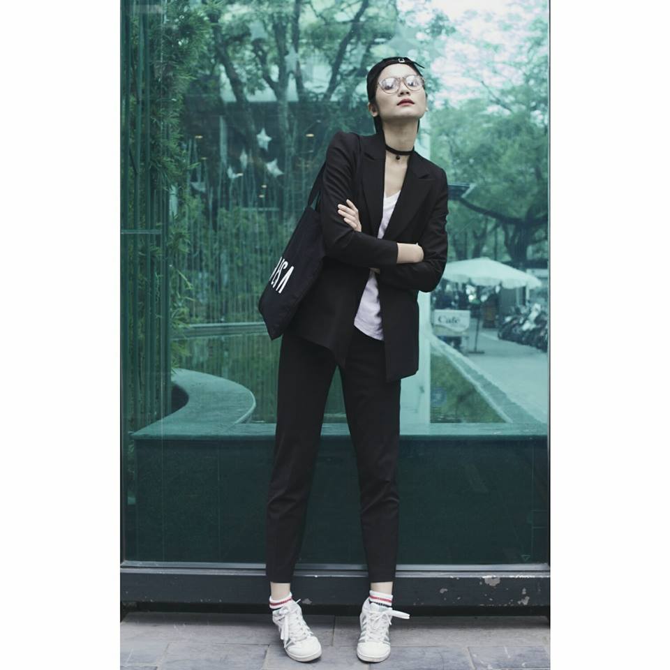 Diện blazer v&agrave; quần baggy thanh lịch nhưng Kim Dung lại mix với sneaker c&aacute; t&iacute;nh