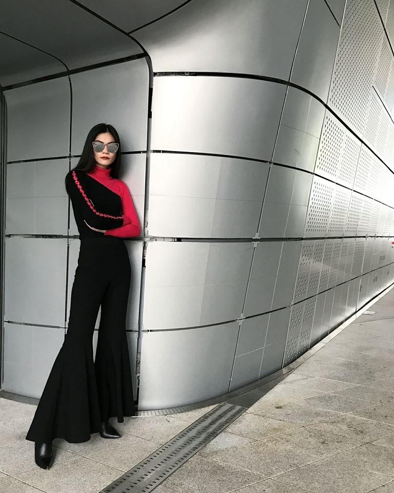 Kim Dung 'chất lừ' với set đồ gồm hai t&ocirc;ng m&agrave;u đen - đỏ tương phản