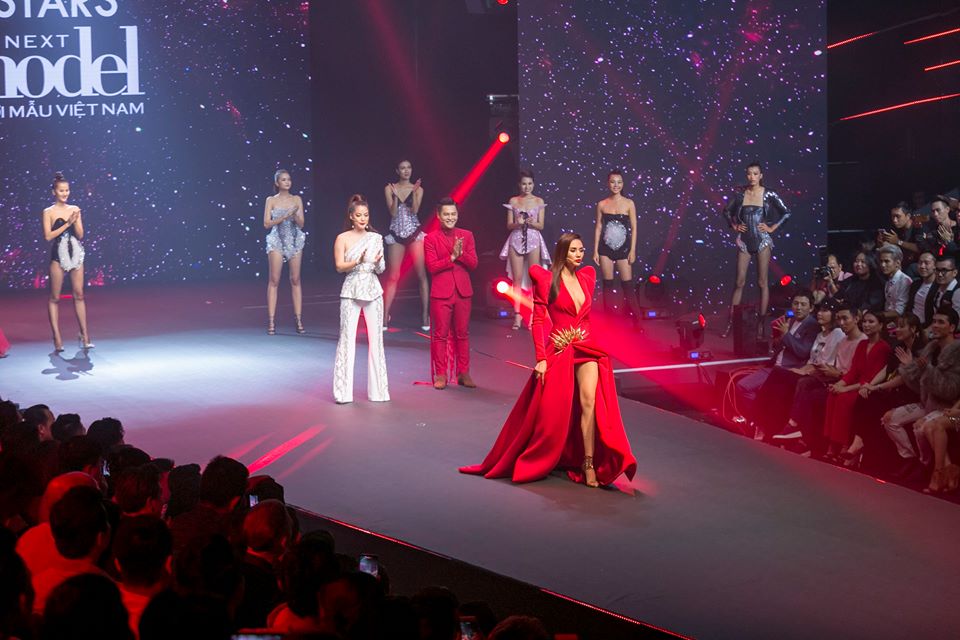 Mentor V&otilde; Ho&agrave;ng Yến với khả năng catwalk v&ocirc; c&ugrave;ng đẳng cấp