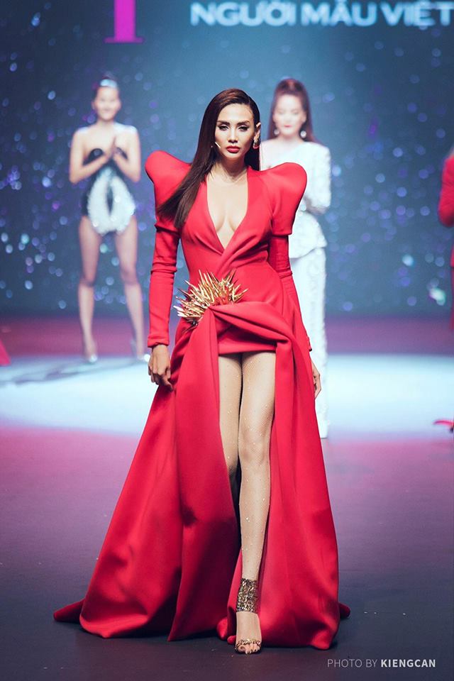 Mentor V&otilde; Ho&agrave;ng Yến với khả năng catwalk v&ocirc; c&ugrave;ng đẳng cấp
