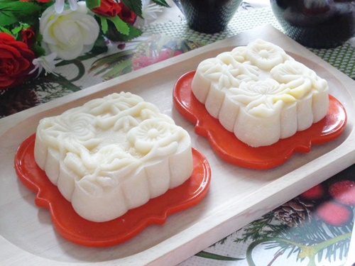 D&ugrave;ng khu&ocirc;n tạo h&igrave;nh cho b&aacute;nh với những kiểu b&aacute;nh vu&ocirc;ng, tr&ograve;n kh&aacute;c nhau