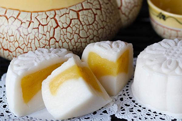 B&aacute;nh Trung Thu dẻo nh&acirc;n đậu xanh được nhiều gia đ&igrave;nh y&ecirc;u th&iacute;ch