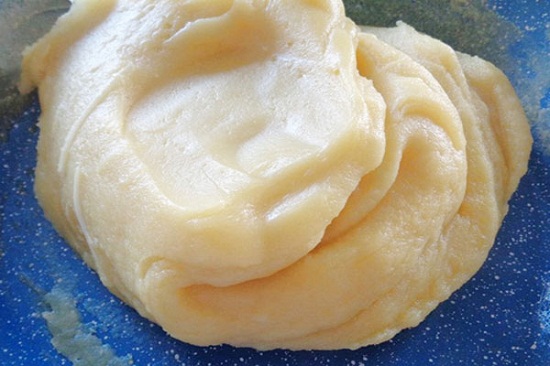 Nấu phần bột nếp dẻo mịn l&agrave;m vỏ b&aacute;nh