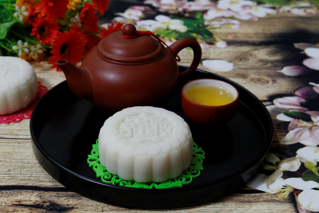 Thưởng thức b&aacute;nh trung thủ với tr&agrave; xanh l&agrave; th&uacute; vui tao nh&atilde; của người Việt
