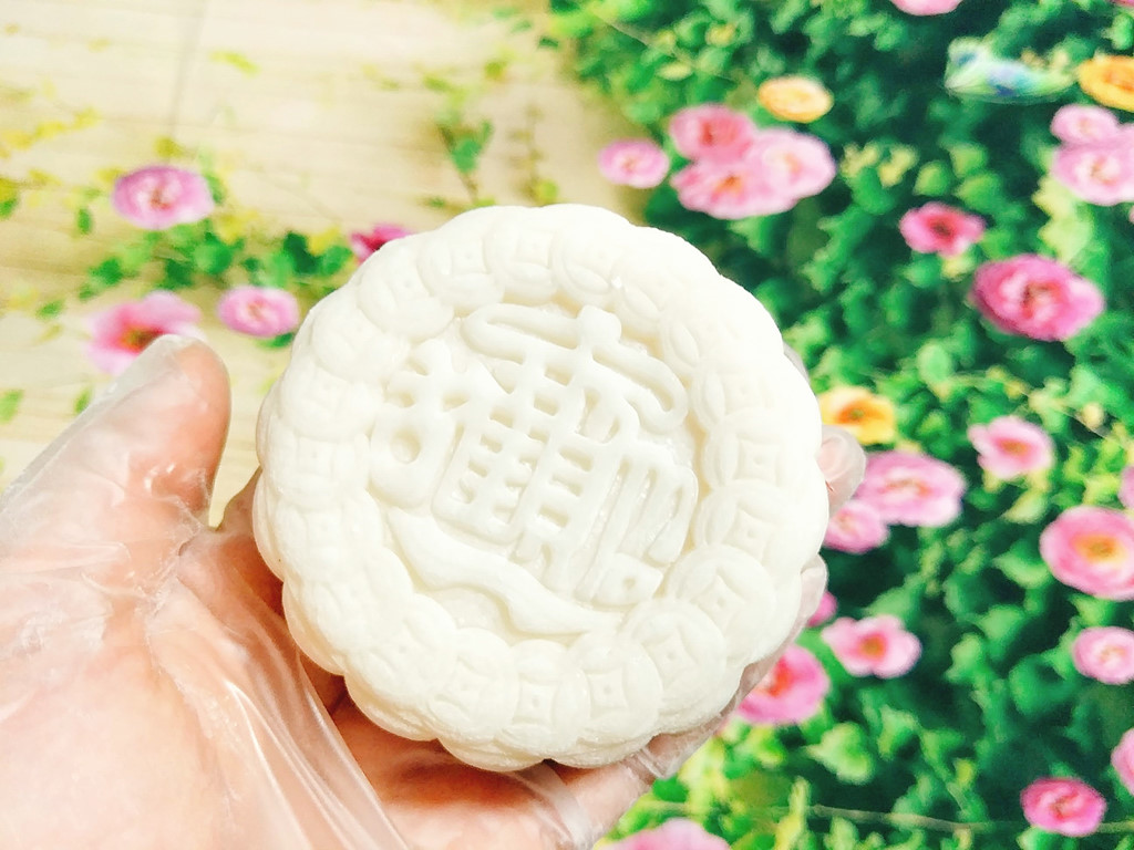 D&ugrave;ng khu&ocirc;n tạo h&igrave;nh cho b&aacute;nh với những kiểu b&aacute;nh vu&ocirc;ng, tr&ograve;n kh&aacute;c nhau 
