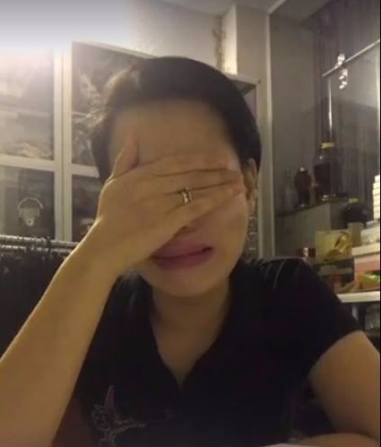 Chị Hồng Nhung li&ecirc;n tục kh&oacute;c khi livestream
