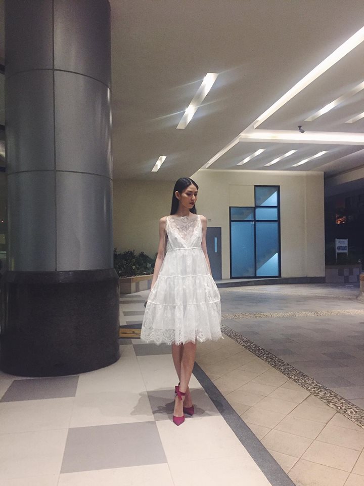 Những set đồ đơn giản với t&ocirc;ng trắng hoặc đen cũng lu&ocirc;n được c&ocirc; n&agrave;ng y&ecirc;u th&iacute;ch lựa chọn