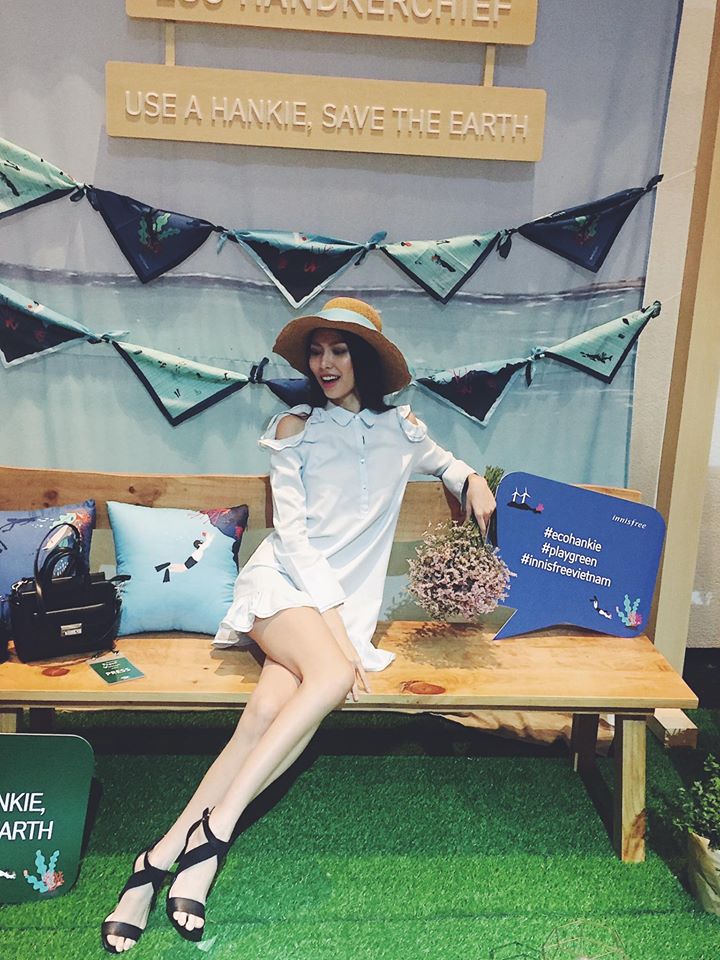 Những set đồ đơn giản với t&ocirc;ng trắng hoặc đen cũng lu&ocirc;n được c&ocirc; n&agrave;ng y&ecirc;u th&iacute;ch lựa chọn
