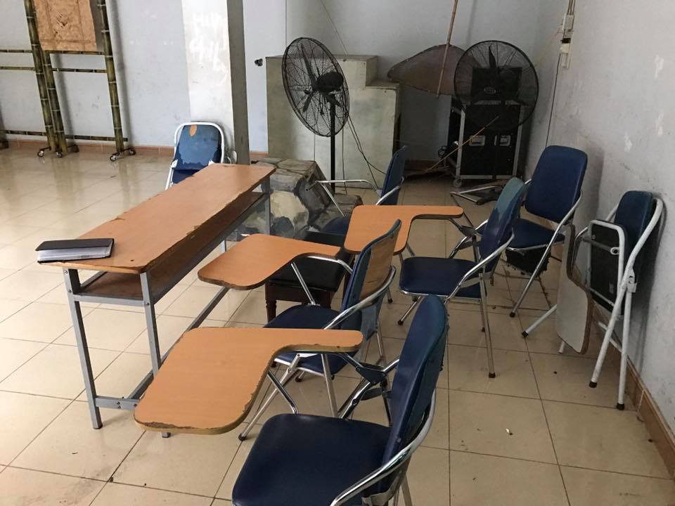 Không gian lớp học tồi tàn với bàn ghế đều cũ kĩ Không gian lớp học tồi tàn với bàn ghế đều cũ kĩ