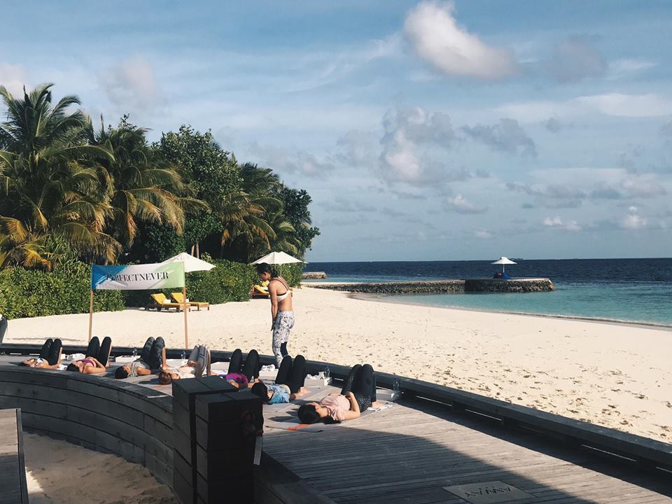 Ngắm biển v&agrave; tận hưởng cảm gi&aacute;c b&igrave;nh y&ecirc;n tại đảo Maldives 