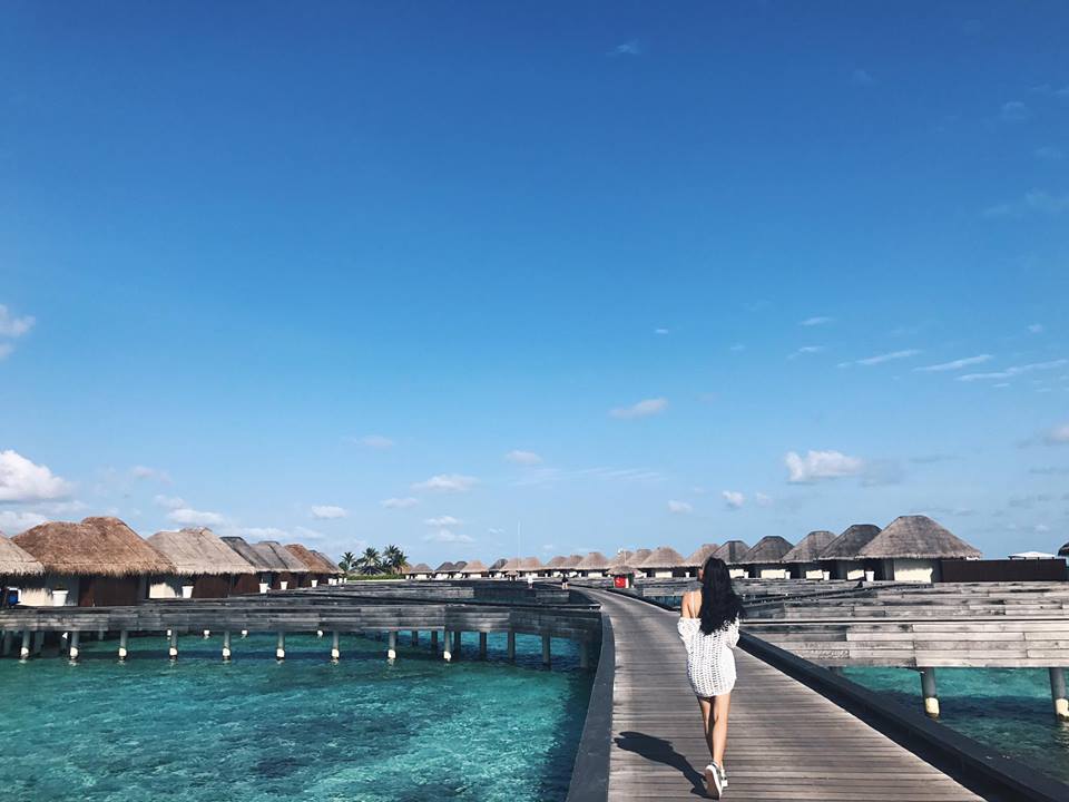 Ch&acirc;u B&ugrave;i xuất hiện tại Maldives trong một resort c&oacute; kiến tr&uacute;c tuyệt đẹp