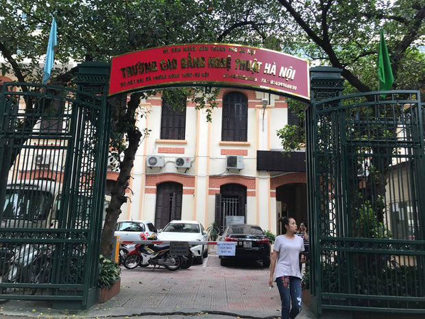 Trường CĐ Nghệ thuật Hà Nội nhìn từ bên ngoài khá khang trang, đẹp đẽ Trường CĐ Nghệ thuật Hà Nội nhìn từ bên ngoài khá khang trang, đẹp đẽ