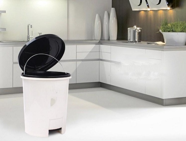 Đặt một v&agrave;i th&ugrave;ng r&aacute;c trong nh&agrave; để tr&aacute;nh g&acirc;y nhiều uế kh&iacute; c&oacute; hại