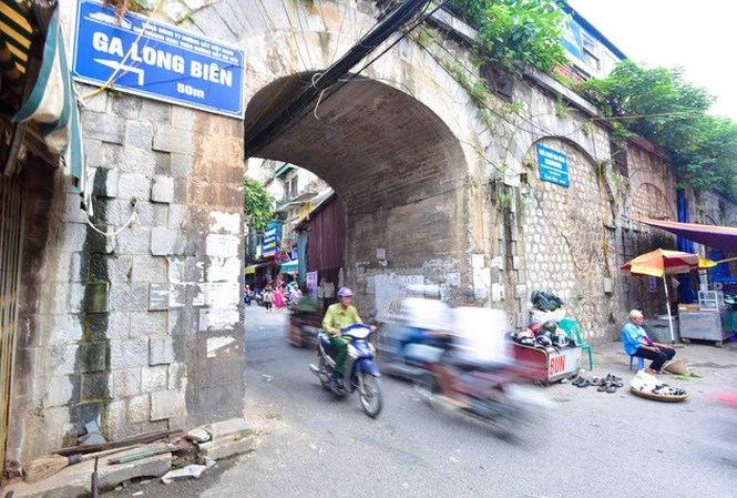 Những v&ograve;m cầu đường sắt dần l&ecirc;n ga Long Bi&ecirc;n được x&acirc;y dựng từ thời Ph&aacute;p
