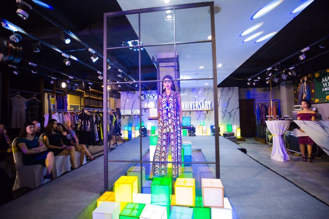 Nguyễn Chế Quỳnh Ch&acirc;u tự tin trong vai tr&ograve; Vedette của mini fashion show