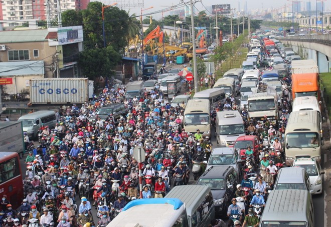 Số lượng xe &ocirc; t&ocirc; v&agrave;o trung t&acirc;m TP.HCM ng&agrave;y c&agrave;ng nhiều, g&acirc;y &aacute;ch tắc giao th&ocirc;ng