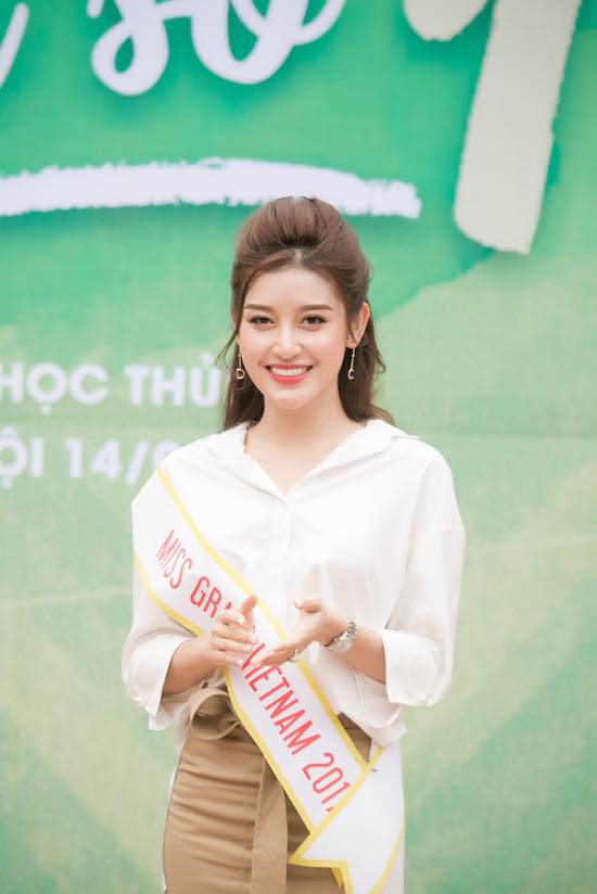 Huyền My t&iacute;ch cực l&agrave;m từ thiện trước thềm cuộc thi